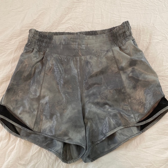 Lululemon Seawheeze Hotty Hot HR Short - Picture 1 of 3